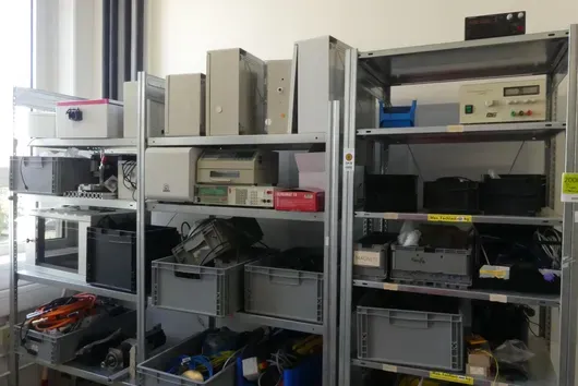 Konvolut Elektronikbauteile/Messtechnik/Diverses mit Lagerregal