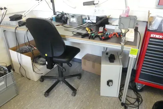 Werktisch mit Arbeitsstuhl