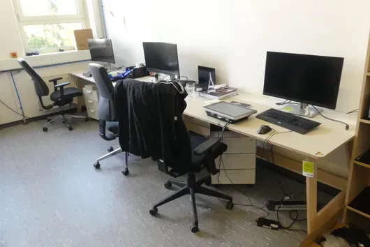 3x Arbeitstisch mit 3x Bürostuhl, ohne Inhalt