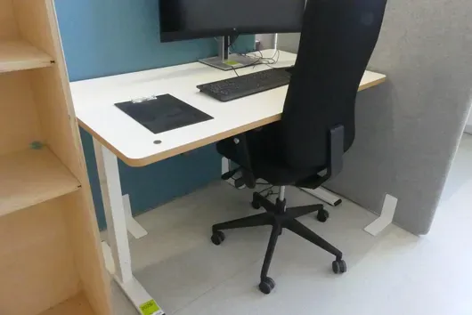 Elektricky výškově nastavitelný stůl s kontejnerem, bez obsahu
