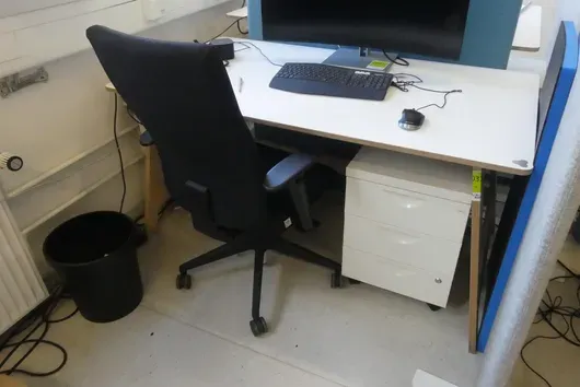 Bureau avec chaise de bureau et caisson de bureau, sans contenu