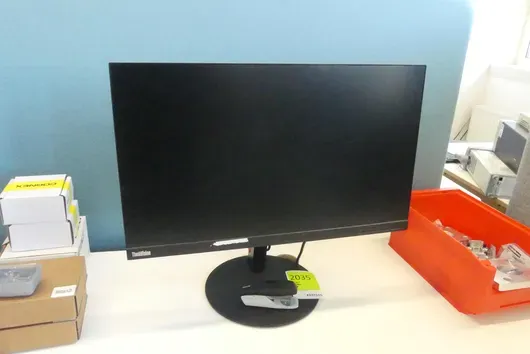3x Monitory LENOVO ThinkVision