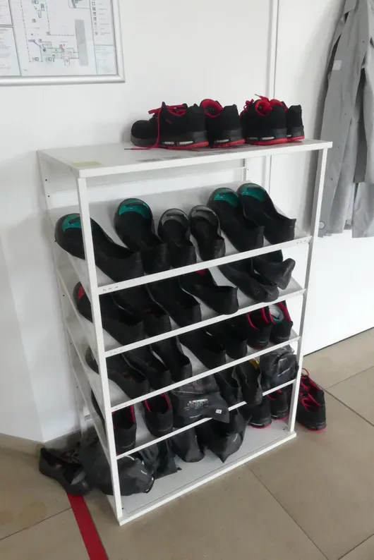 Konvolut Sicherheitsüberschuhe inklusive Regal