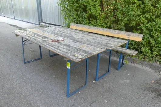 3 tables et 3 bancs