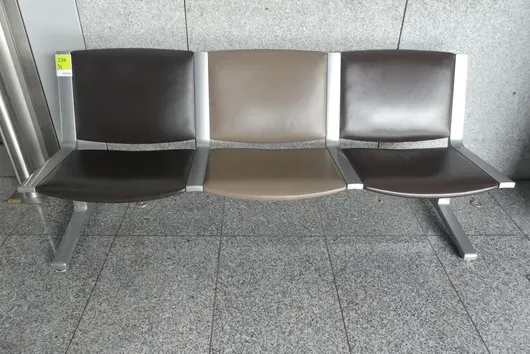 Kusch&Co Flughafenbank, 3 Sitzplätze