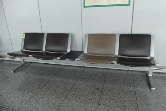 Kusch&Co Flughafenbank, 4 Sitzplätze
