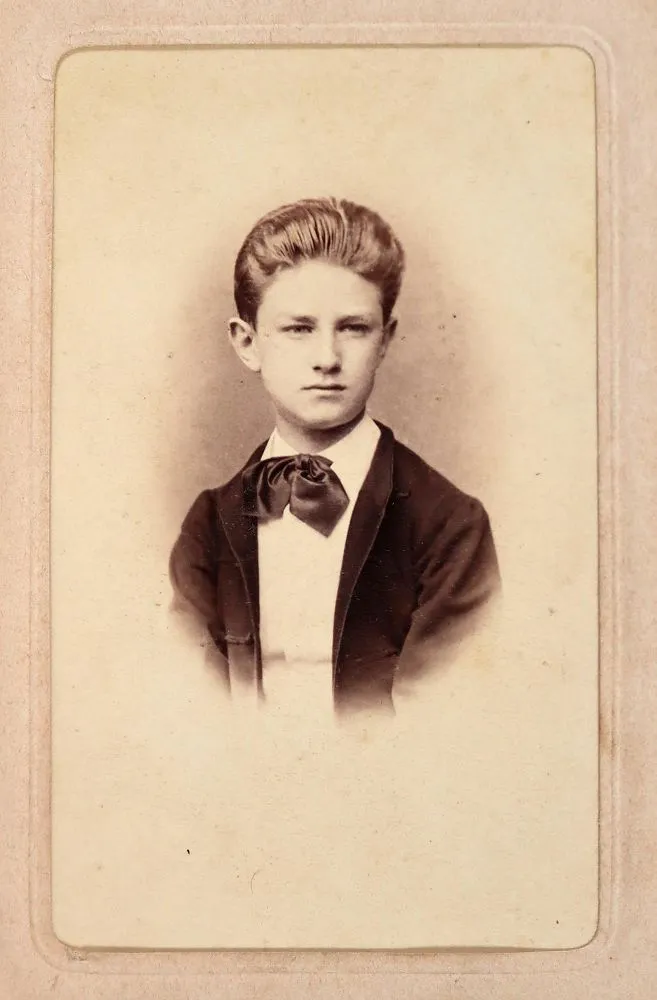 Ungarn. – Album mit 40 eingesteckten Portrait-Photogr