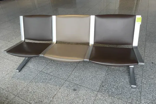 Kusch&Co Flughafenbank, 3 Sitzplätze