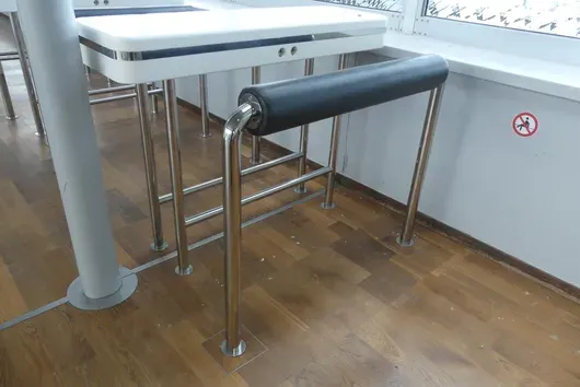 Thresen mit 2x Lehne / Stehhilfe