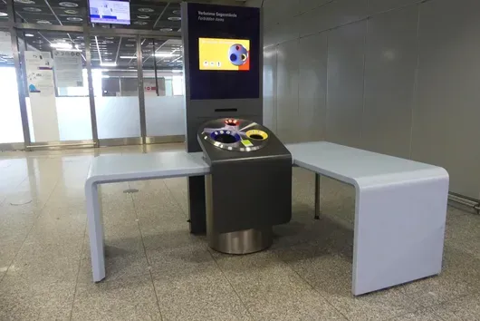 Stacja paczek z segregacją odpadów