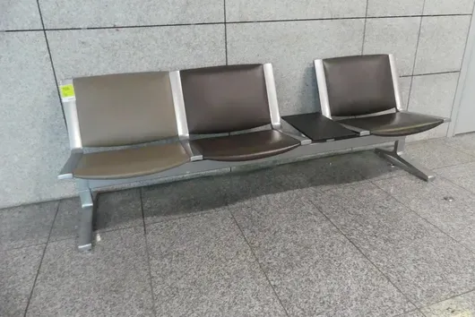 Kusch&Co Flughafenbank, 3 Sitzplätze
