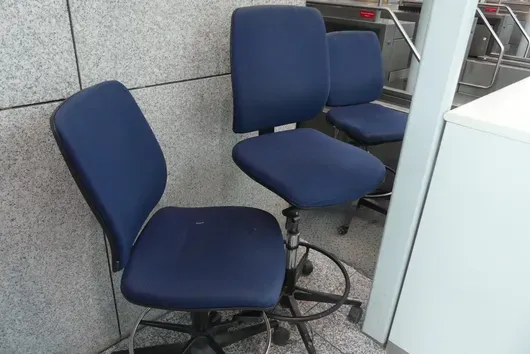 Lot de chaises et chaises de comptoir