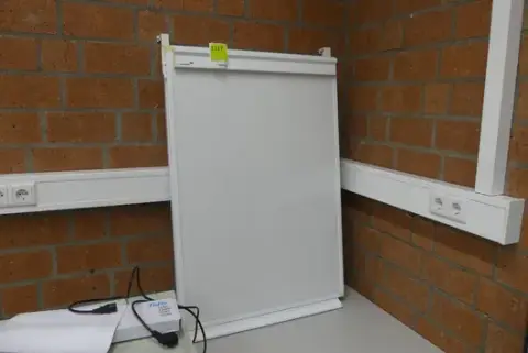 Bijela ploča sa zidnim pričvršćenjem