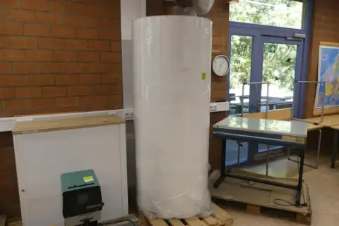 Colonna pubblicitaria / tubo di cartone