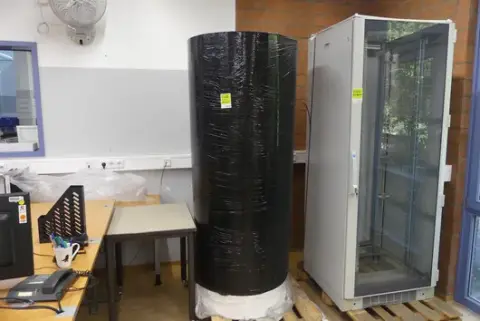 Colonna pubblicitaria / tubo di cartone