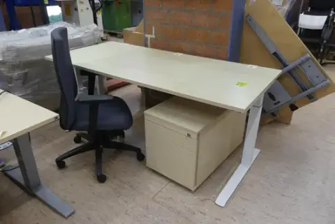 Postazione di lavoro con scrivania