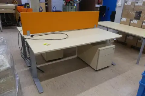 Scrivania regolabile elettricamente in altezza