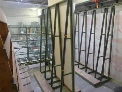 Scaffalatura per vetro, senza contenuto