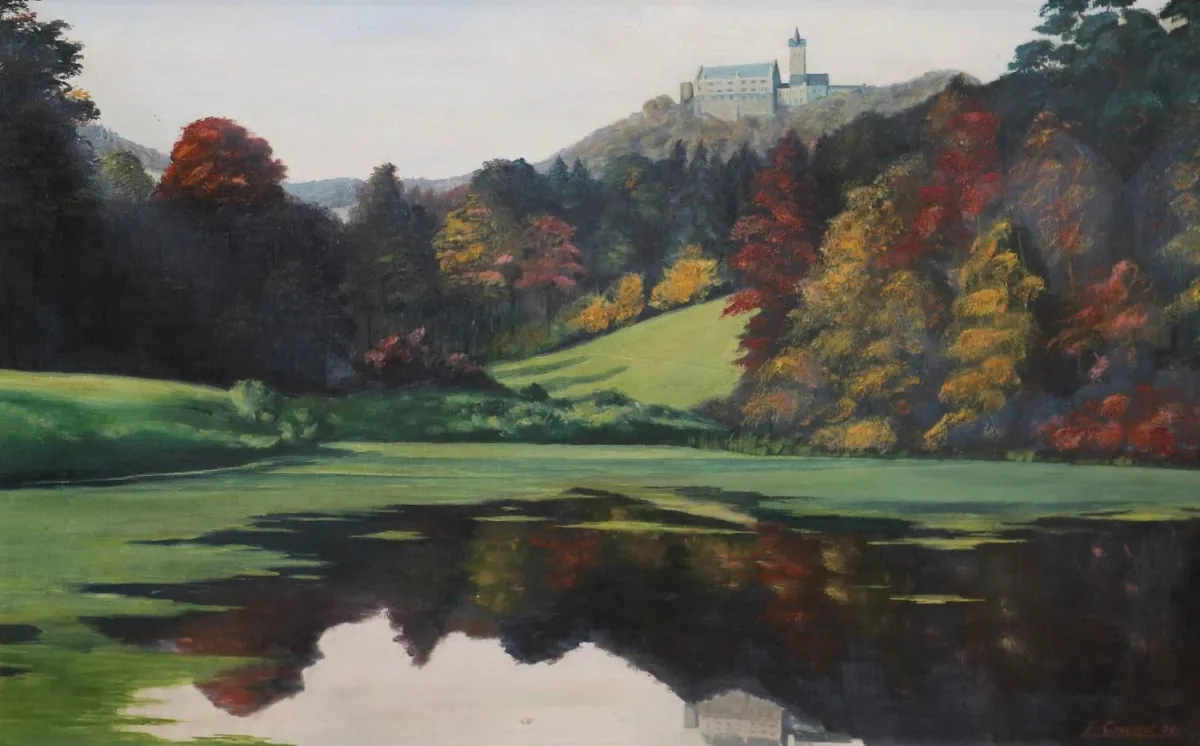 Eisenach. – Vue du Wartburg depuis l'est, le château se reflète dans le lac au premier plan
