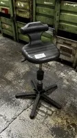 1 pracovní stolička Mey