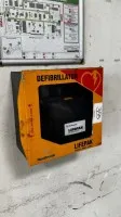 1 defibrilátor Medtronic v kovové skříni