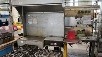 1 table de lavage de pièces avec cabine de lavage intégrée et pompes à détergent