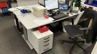 1 bureau à hauteur réglable électrique avec caisson à roulettes et 2 tables d'appoint