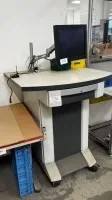 1 poste de travail mobile Rittal avec moniteur TFT grand écran sur support de table