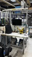 1 table de travail avec éclairage, moniteur TFT grand écran HP, - enlèvement après autorisation −