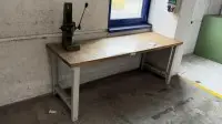 1 masă de lucru cu menghină și presă cu pârghie