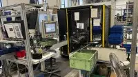 1 machine à riveter CNC avec