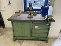 1 workbench with vice, toggle press and jacking chassis
