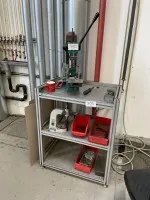 1 kniehevelpers op aluminium tafel