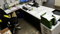1 combinaison d'angle avec 2 caissons à roulettes - enlèvement après autorisation