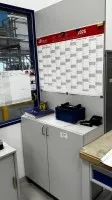 1 armoire à dossiers, mobile avec tableau magnétique