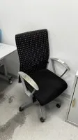 1 Drehstuhl mit Armlehnen