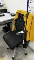 1 Drehstuhl mit Armlehnen