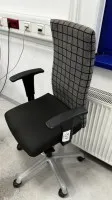 1 Drehstuhl mit Armlehnen