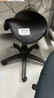 1 tabouret de travail pivotant