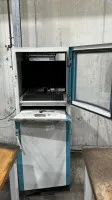 1 poste de travail mobile Rittal avec mini-PC (sans disque dur) et moniteur TFT grand écran