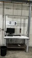 1 Arbeitstisch mit Beleuchtung