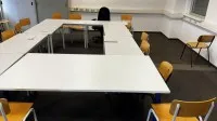 1 lot de sièges composé de 9 tables et 20 chaises