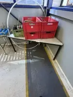 1 table trapèze avec chaise