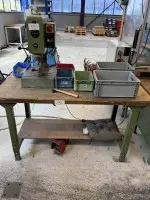 1 machine à riveter à mouvement planétaire FMW HN2B2, 02/1990 avec table de travail et chaise pivotante