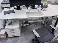1 bureau à hauteur réglable électrique avec caisson à roulettes