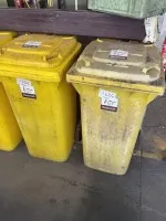 2 poubelles en plastique, mobiles