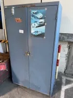 1 kovová skříň na nářadí