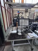 1 lot de postes de travail mis au rebut avec diverses machines telles que machines à riveter, presses à table, visseuses électriques, postes de contrôle, dispositifs de soudage, etc.