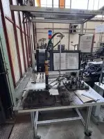 1 lot de postes de travail mis au rebut avec diverses machines telles que machines à riveter, presses à table, visseuses électriques, postes de contrôle, dispositifs de soudage, etc.