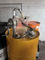 2 pompes à fût d'huile